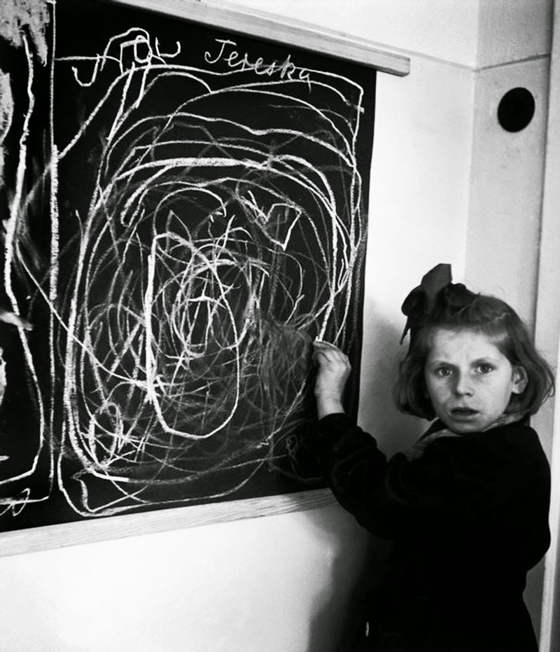 Illustration for article titled A esta niña que vivió el horror durante años le dijeron que dibujara su hogar. Esta fue su respuesta